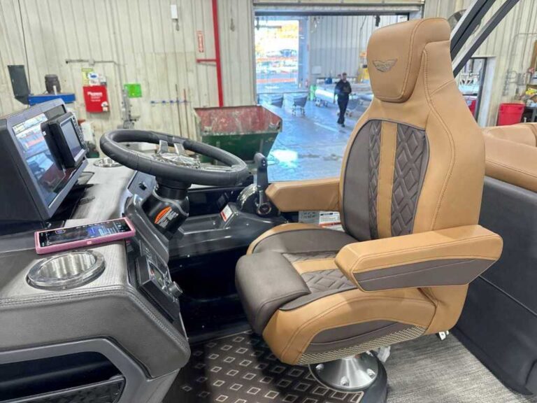 2026 Bennington 22MFB - SPS - Blackout US-ETWC6647J526 [photo 15]